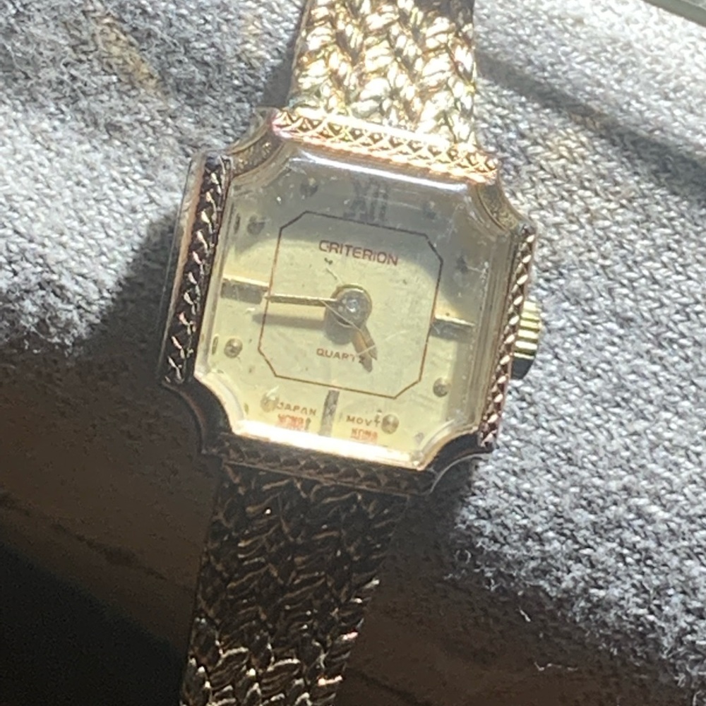 Beautiful Vintage “ladies”criterion quartz hong kong 8128/31/1562 watch